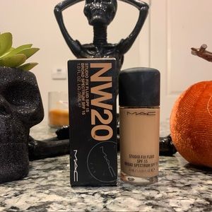 Mac Cosmetics Foundation NW20